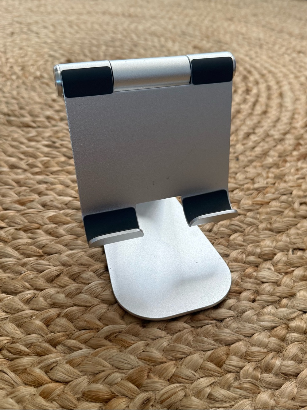 Lamicoll Tech Stand